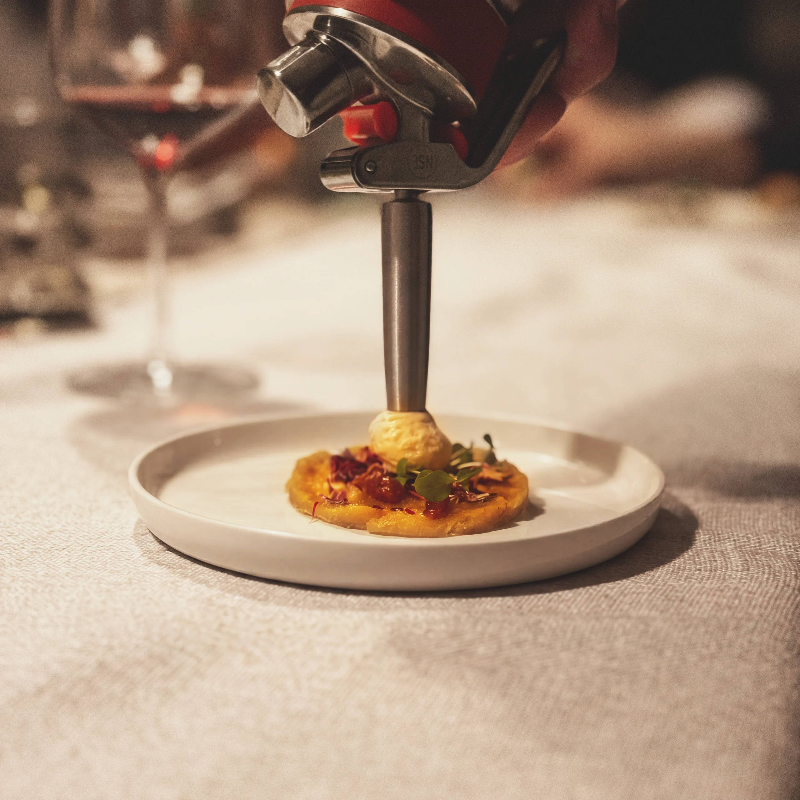 Gerecht met sabayon aan tafel afgewerkt